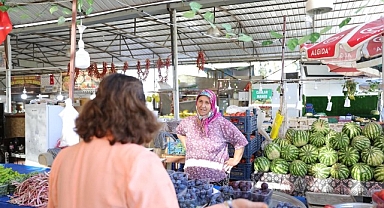 Başkan Hatice Gençay, Mavişehir Halk Pazarı’nı Ziyaret Etti